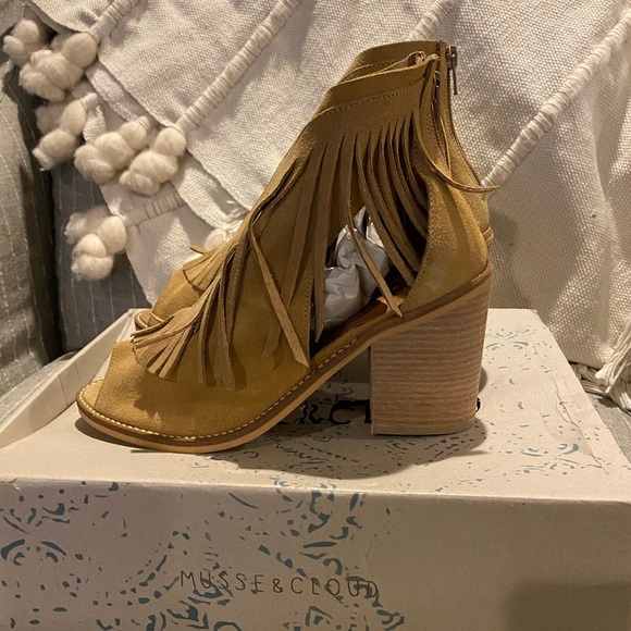 NIB MUSSE & Cloud fringe peeptoes - Picture 3 of 4